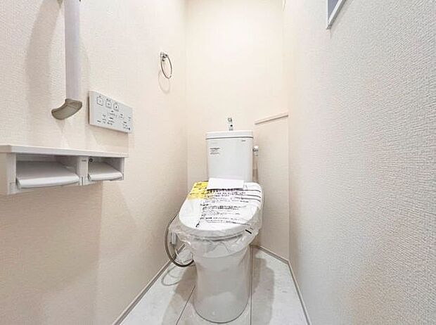 「温水洗浄便座付きトイレ」トイレは快適な温水洗浄便座付です。清潔感のあるホワイトで統一しました。いつも清潔な空間であって頂けるよう配慮された造りです。