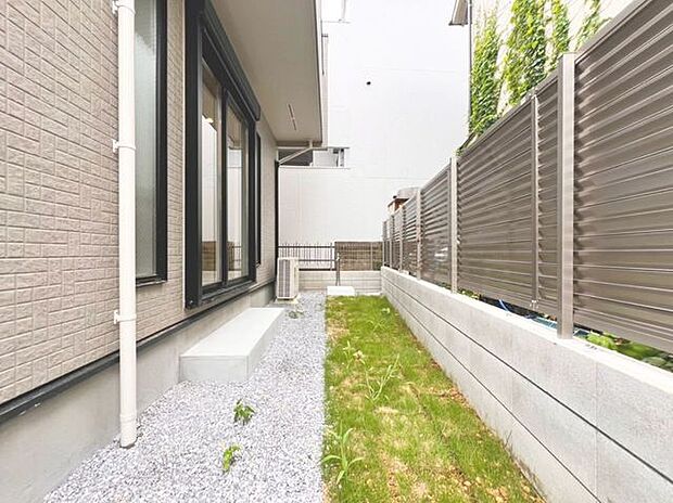 「〜お庭のある暮らし〜」住みながらお庭を持つ。そんな贅沢が実現する住まい。日当たりも良く、家庭菜園や植栽を育てるのに適したお庭はこれからの生活に緑という癒しを与えてくれます。