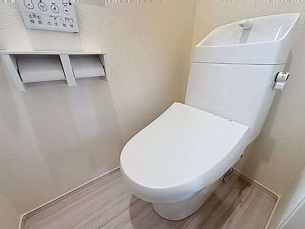 「温水洗浄便座付きトイレ」トイレは快適な温水洗浄便座付です。清潔感のあるホワイトで統一しました。いつも清潔な空間であって頂けるよう配慮された造りです。