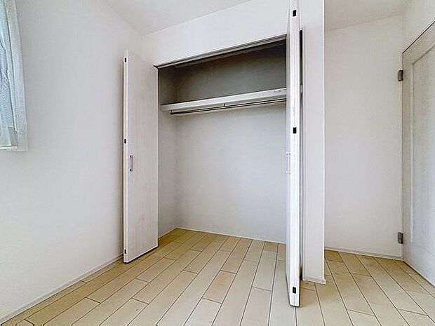 「収納」居室にはクローゼットを完備し、自由度の高い家具の配置が叶うシンプルな空間です。お子様の成長と必要になる子供部屋を与えるにはぴったりの間取りですね。