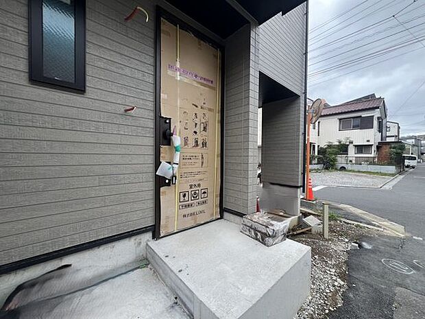 「外玄関(現況)」上質感漂う玄関へのアプローチ。家族の帰りを待ち、訪れる方を優しく迎える。そんな安らぎに満ちた生活空間を予感させる生活イメージが湧き出てきそうな物件です。