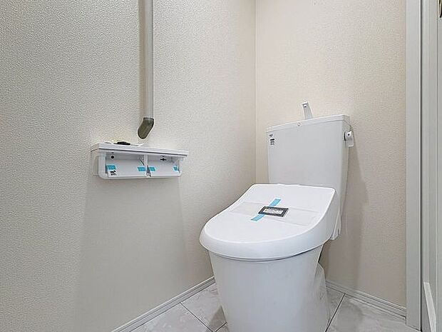 「ウォシュレット機能付き」優れた節水効果や汚れが付きにくい便座など、ほしかった機能が揃ったウォシュレット一体型トイレです。収納に便利な吊戸棚を備え付けています。