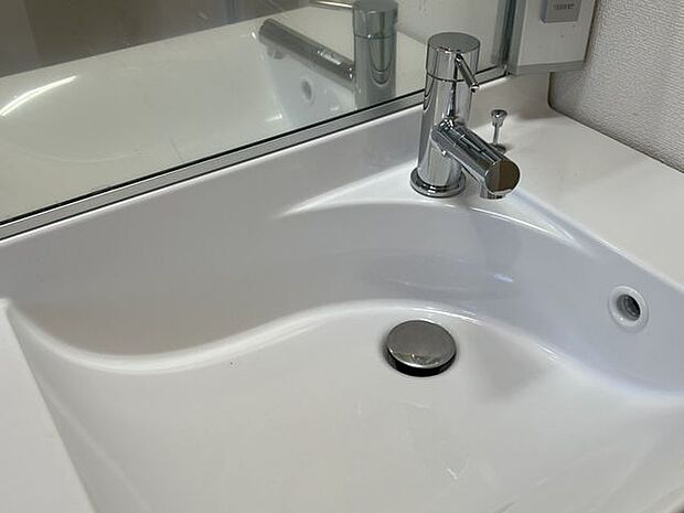 「洗面台」大きな鏡で朝の準備もばっちり。収納も多く、洗剤など日用品の保管にも便利です。