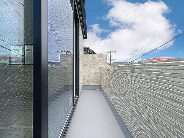 「バルコニー」大きな空に囲まれた気持ちのいい住まい。バルコニーを覗くだけで圧倒的な開放感に包まれます。
