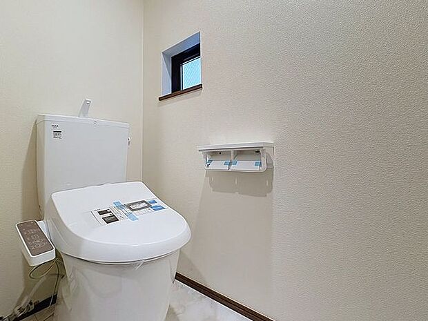 「温水洗浄便座付きトイレ」トイレは快適な温水洗浄便座付です。清潔感のあるホワイトで統一しました。いつも清潔な空間であって頂けるよう配慮された造りです。