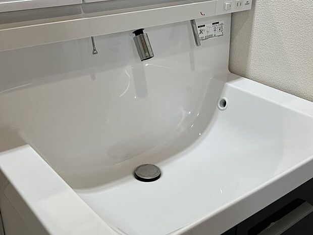 「洗面台」シンプルだからこそ使いやすい。スタンダードなデザインの洗面ボウルは清潔感あるオフホワイトです。