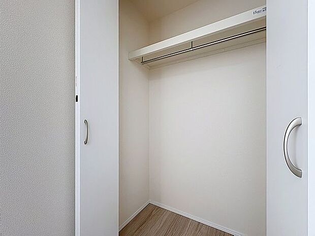 「収納」全ての居室にクローゼットを完備しております。
