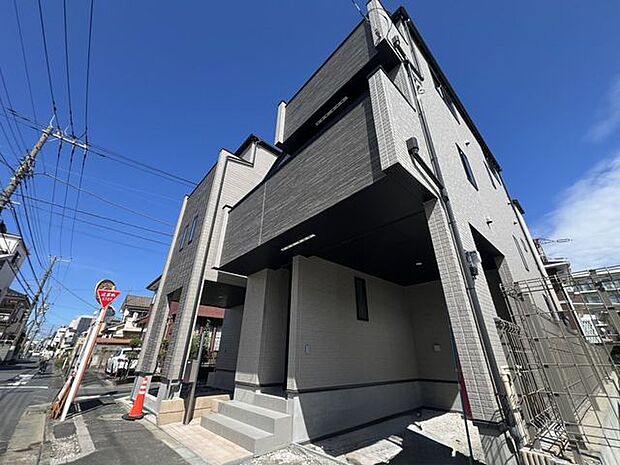 「〜3階建て2LDK+2S〜」建物面積106平米のゆとりある2LDK+2Sプラン。食洗機など、生活を彩る設備が充実。広々15.3帖のLDKには、ご家族皆様の笑顔が溢れます。