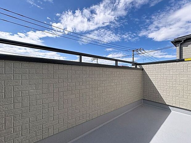 「バルコニー」大きな空に囲まれた気持ちのいい住まい。バルコニーを覗くだけで圧倒的な開放感に包まれます。
