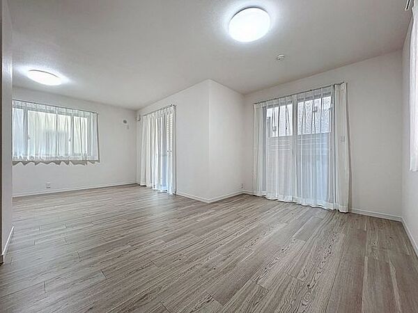 「明るい居室」温もりある自然光を感じていただける居室です。飽きのこないナチュラルなデザインの空間は、色褪せることのない心地良さを作ります。