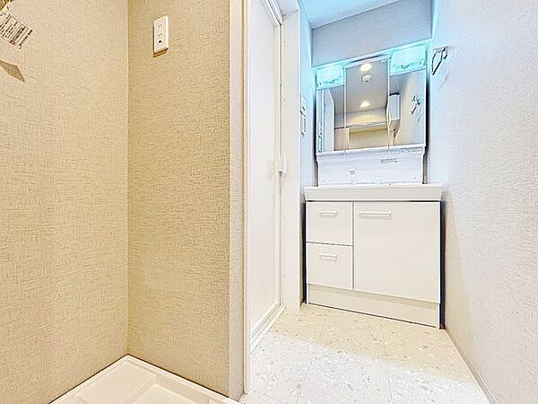 「リフォーム済・洗面台」大きな鏡で朝の準備もばっちり。収納も多く、洗剤など日用品の保管にも便利です。