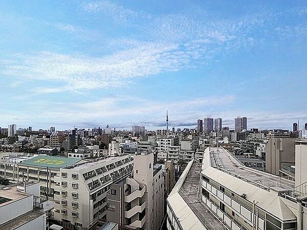「10階の眺望」頬をなでる優しい風を感じることが出来るバルコニー。つい深呼吸をしたくなる気持ちの良い眺望はこのお部屋の自慢です。もちろんお洗濯物を干すスペースとしても十分な広さがあります。