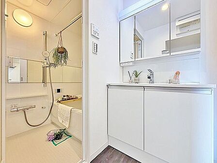 「リフォーム済・洗面台」大きな鏡で朝の準備もばっちり。収納も多く、洗剤など日用品の保管にも便利です。