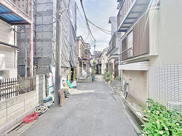 「前面道路含む外観」