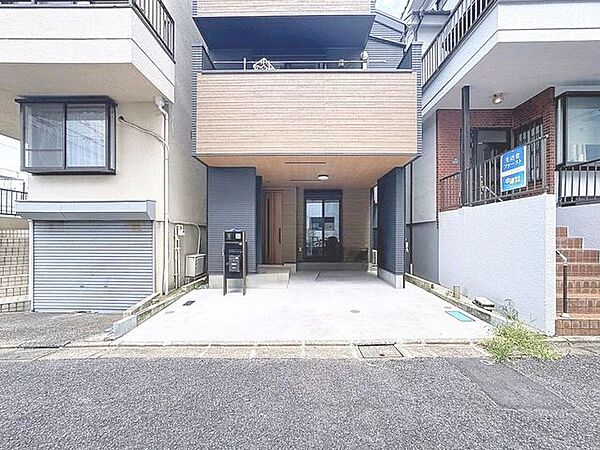 「ビルトインガレージ」車を風雨からしっかりと守ってくれるビルトインガレージです。