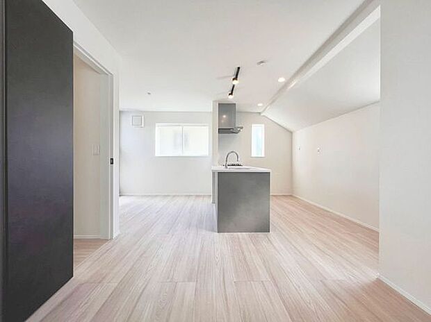 「インテリア映えする内装。」お部屋全体が優しく柔らかな色合いとなっていて、お家時間を穏やかに過ごせる空間が広がっています。