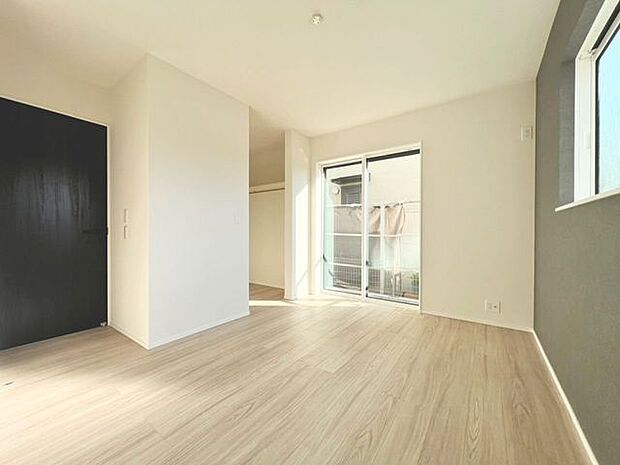 「バルコニーに面した居室」主寝室は十分な広さに加えて、快適に目覚められるよう、大きな採光窓を設けました。