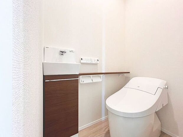 「温水洗浄便座付きトイレ」トイレは快適な温水洗浄便座付です。清潔感のあるホワイトで統一しました。いつも清潔な空間であって頂けるよう配慮された造りです。