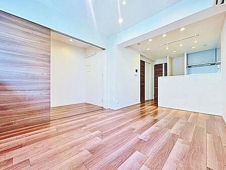 「インテリア映えする内装。」お部屋全体が優しく柔らかな色合いとなっていて、お家時間を穏やかに過ごせる空間が広がっています。