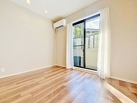 「バルコニーに面した居室」主寝室は十分な広さに加えて、快適に目覚められるよう、大きな採光窓を設けました。