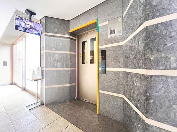 「エントランス」マンションのエントランスなど共有部分は、清掃が行き届いており、キレイな状態です。管理体制がしっかりしているからこそ。