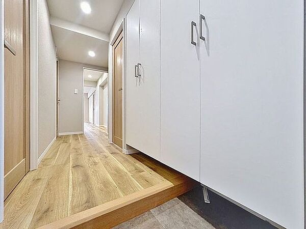 「玄関」家の中でお客様を迎える最初の場所である玄関。豊富な玄関収納で、常に綺麗に保つことが出来ます。