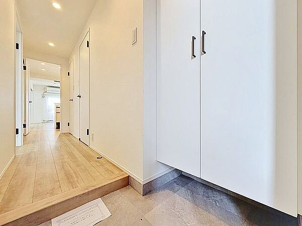 「玄関」家の中でお客様を迎える最初の場所である玄関。豊富な玄関収納で、常に綺麗に保つことが出来ます。