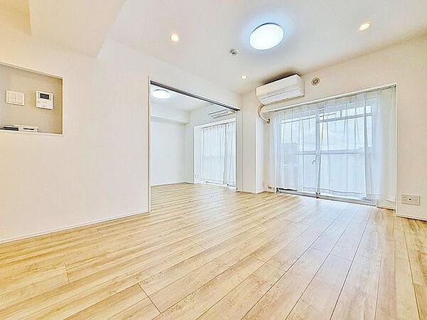 「東向き。陽当り良好。」大きな窓辺からの日差しが暖かい室内は、自然と住まう人の気分も明るくなり、リビングでの素敵なワンシーンが演出されます。