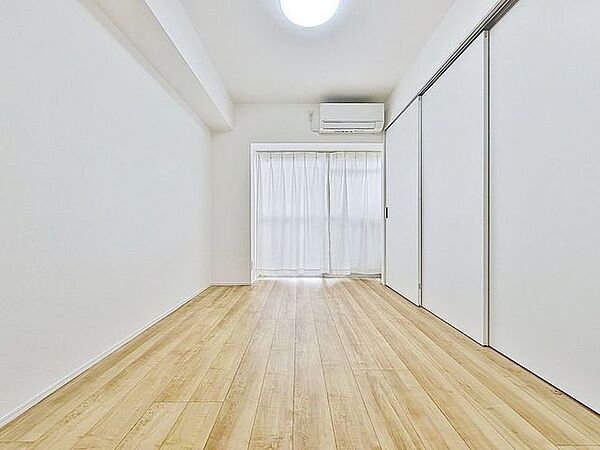 「バルコニーに面した居室」主寝室は十分な広さに加えて、快適に目覚められるよう、大きな採光窓を設けました。