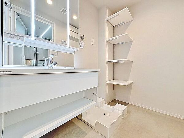 「洗面台」大きな鏡で朝の準備もばっちり。収納も多く、洗剤など日用品の保管にも便利です。