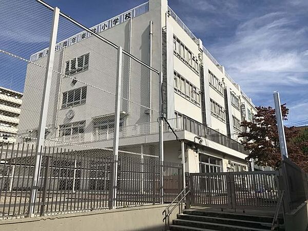 徒歩4分。江東区立東砂小学校 250m