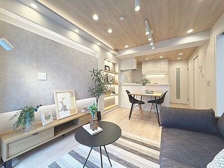 「アクセントクロスを採用した内装」一部グレーベースのクロスがお部屋のアクセントに。統一感もある優しい色合いのリビング空間を演出しています。