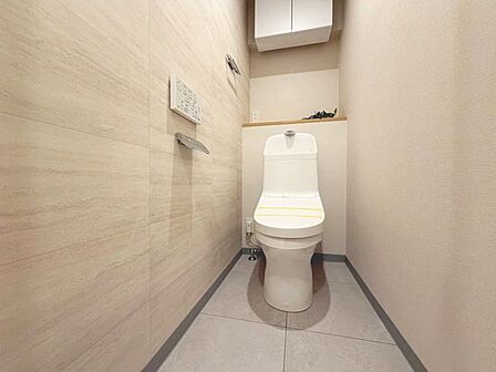 「温水洗浄便座付きトイレ」トイレは快適な温水洗浄便座付です。いつも清潔な空間であって頂けるよう配慮された造りです。