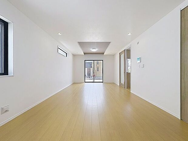 「南向き。陽当り良好。」大きな窓辺からの日差しが暖かい室内は、自然と住まう人の気分も明るくなり、リビングでの素敵なワンシーンが演出されます。