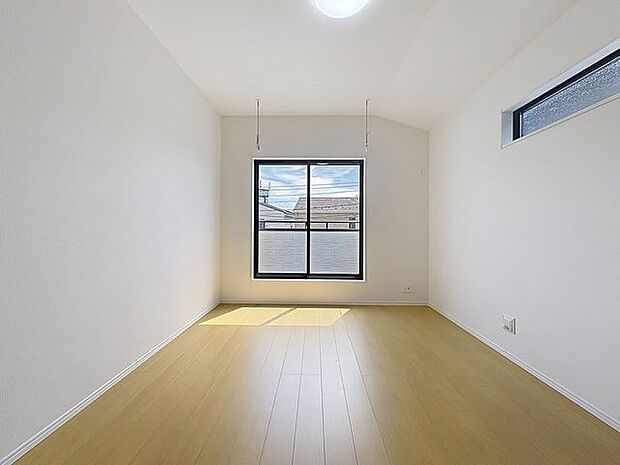 「明るい居室」温もりある自然光を感じていただける居室です。飽きのこないナチュラルなデザインの空間は、色褪せることのない心地良さを作ります。