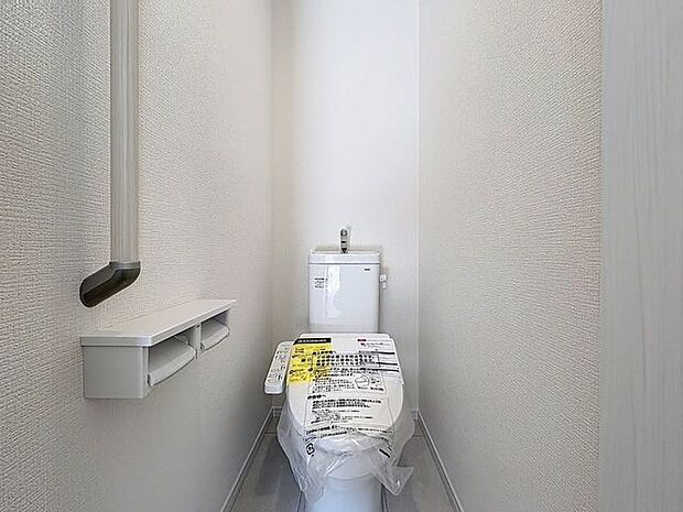 「温水洗浄便座付きトイレ」トイレは快適な温水洗浄便座付です。清潔感のあるホワイトで統一しました。いつも清潔な空間であって頂けるよう配慮された造りです。