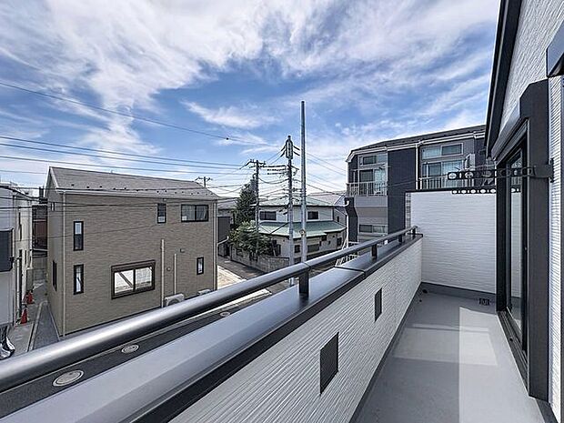 「バルコニー」大きな空に囲まれた気持ちのいい住まい。バルコニーを覗くだけで圧倒的な開放感に包まれます。