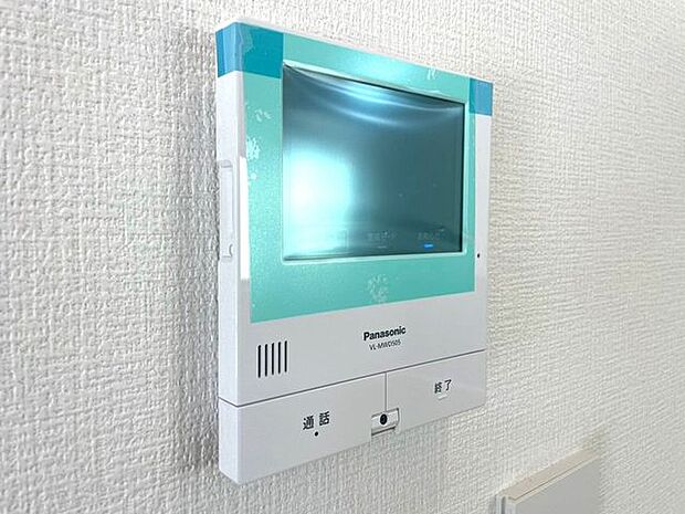 「見える安心・TVモニター付きインターホン」誰が来てもわかる様にモニター付きインターホンを設置。家事導線を考慮した個所に設置し、防犯性と利便性に優れ快適と安らぎを合わせた優しい設計。
