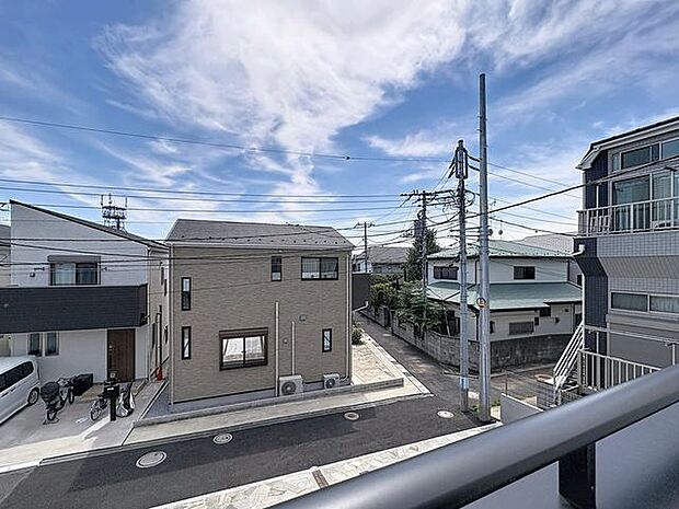 「眺望」穏やかな街並みを一望しながら、爽やかな風と柔らかく降り注ぐ陽光を感じて頂けます。
