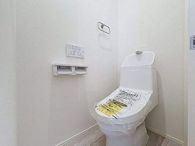 「温水洗浄便座付きトイレ」トイレは快適な温水洗浄便座付です。清潔感のあるホワイトで統一しました。いつも清潔な空間であって頂けるよう配慮された造りです。