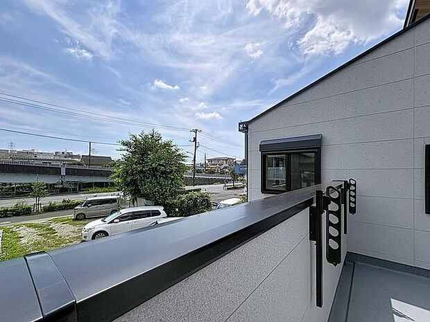 「眺望」穏やかな街並みを一望しながら、爽やかな風と柔らかく降り注ぐ陽光を感じて頂けます。