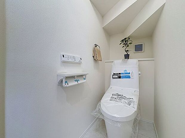 「温水洗浄便座付きトイレ」トイレは快適な温水洗浄便座付です。清潔感のあるホワイトで統一しました。いつも清潔な空間であって頂けるよう配慮された造りです。