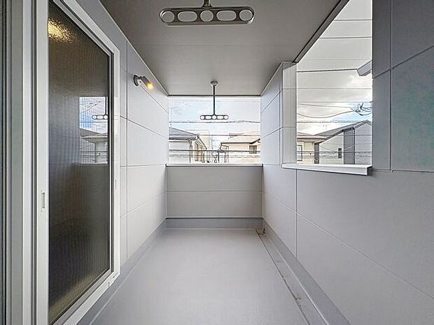 「雨除け×インナーバルコニー」雨除けの設置されたバルコニーです。急な悪天候から洗濯物を守ってくれる安心の設備です。雨風に晒されない為、ベランダが汚れにくいのも嬉しいポイントです。