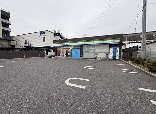 徒歩8分。ファミリーマート 前原駅前店 580m
