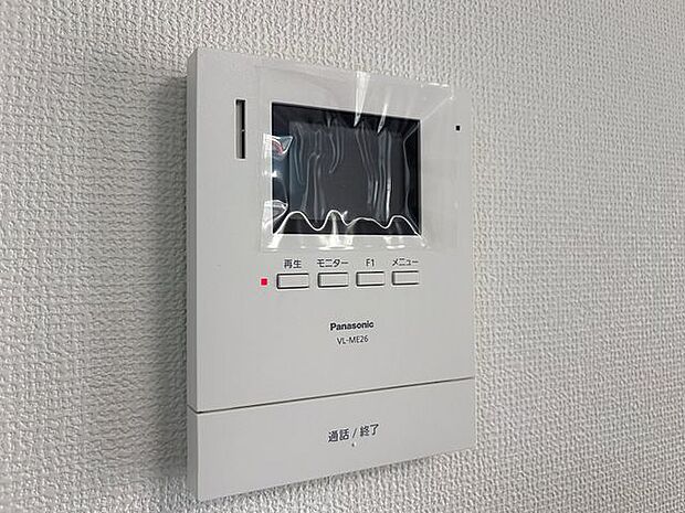 「見える安心・TVモニター付きインターホン」誰が来てもわかる様にモニター付きインターホンを設置。家事導線を考慮した個所に設置し、防犯性と利便性に優れ快適と安らぎを合わせた優しい設計。
