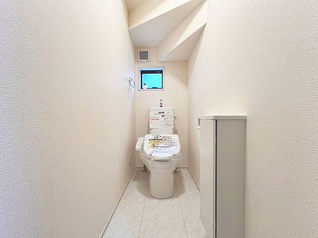 「温水洗浄便座付きトイレ」トイレは快適な温水洗浄便座付です。清潔感のあるホワイトで統一しました。いつも清潔な空間であって頂けるよう配慮された造りです。