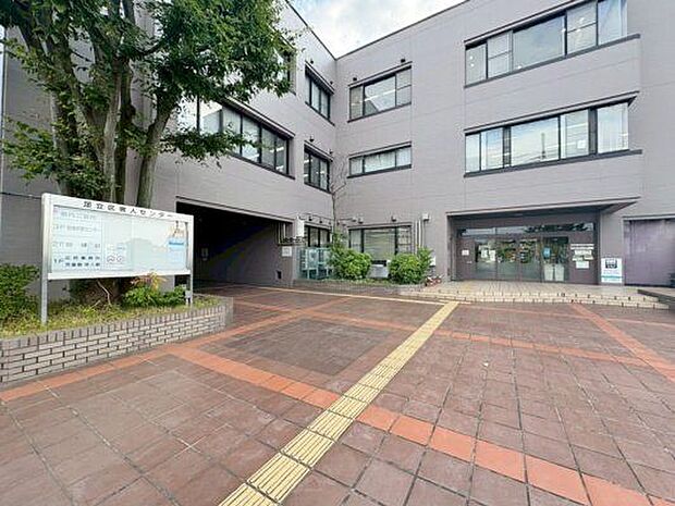 徒歩21分。足立区立舎人図書館 1620m