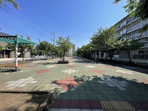 徒歩15分。みんなの公園 1190m