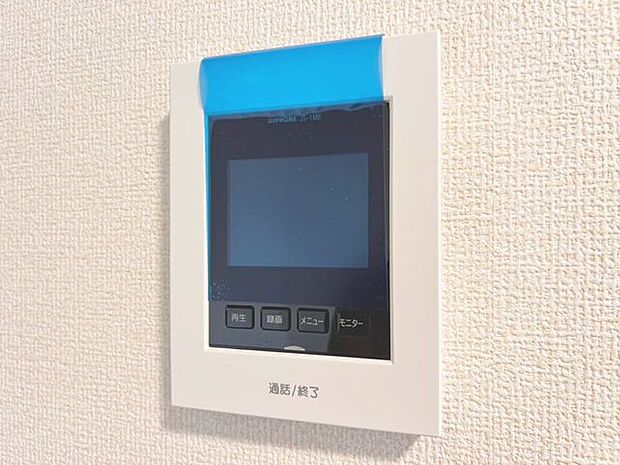 「見える安心・TVモニター付きインターホン」誰が来てもわかる様にモニター付きインターホンを設置。家事導線を考慮した個所に設置し、防犯性と利便性に優れ快適と安らぎを合わせた優しい設計。