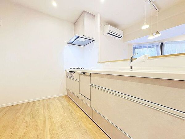 「オープンキッチン」お部屋の雰囲気に溶け込む、インテリアの一部のようなオープンキッチンです。リビングにいるご家族とのおしゃべりを楽しみながらの作業が可能です。